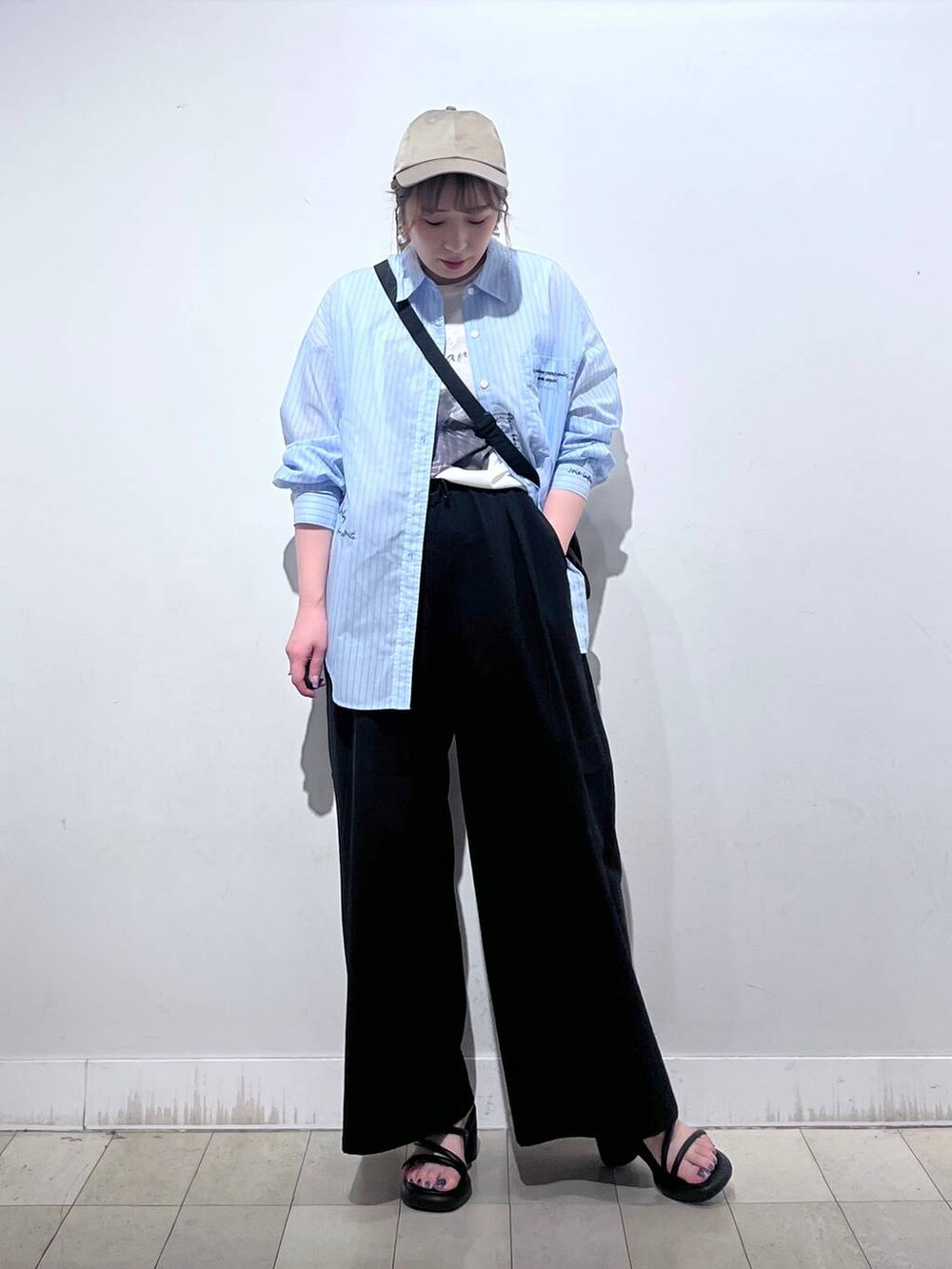 ブラック系のショルダーバッグ、その他のシャツ/ブラウス、ブラック系のその他パンツを着用したレディースの夏コーディネートの2枚目の写真