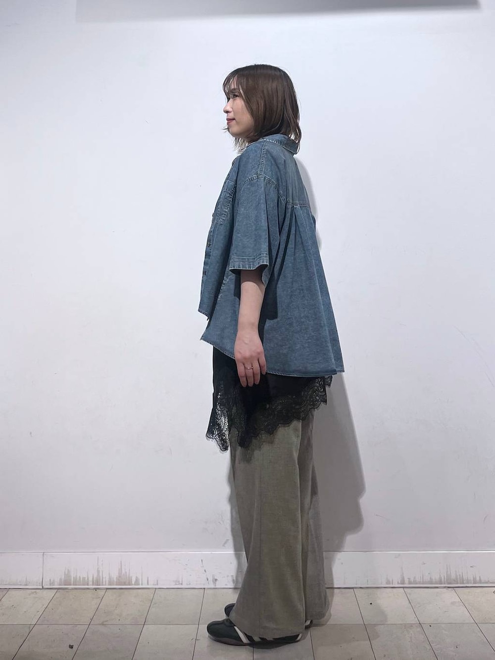 ベージュ系のその他パンツ、ブラック系のタンクトップ、ブラック系のその他トップスを着用したレディースの夏コーディネートの2枚目の写真