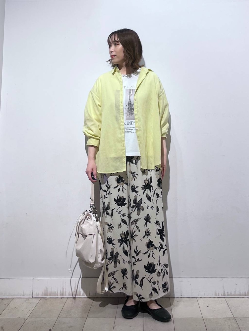 ホワイト系のショルダーバッグ、ホワイト系のTシャツ/カットソー、イエロー系のシャツ/ブラウスを着用したレディースの春コーディネートの4枚目の写真