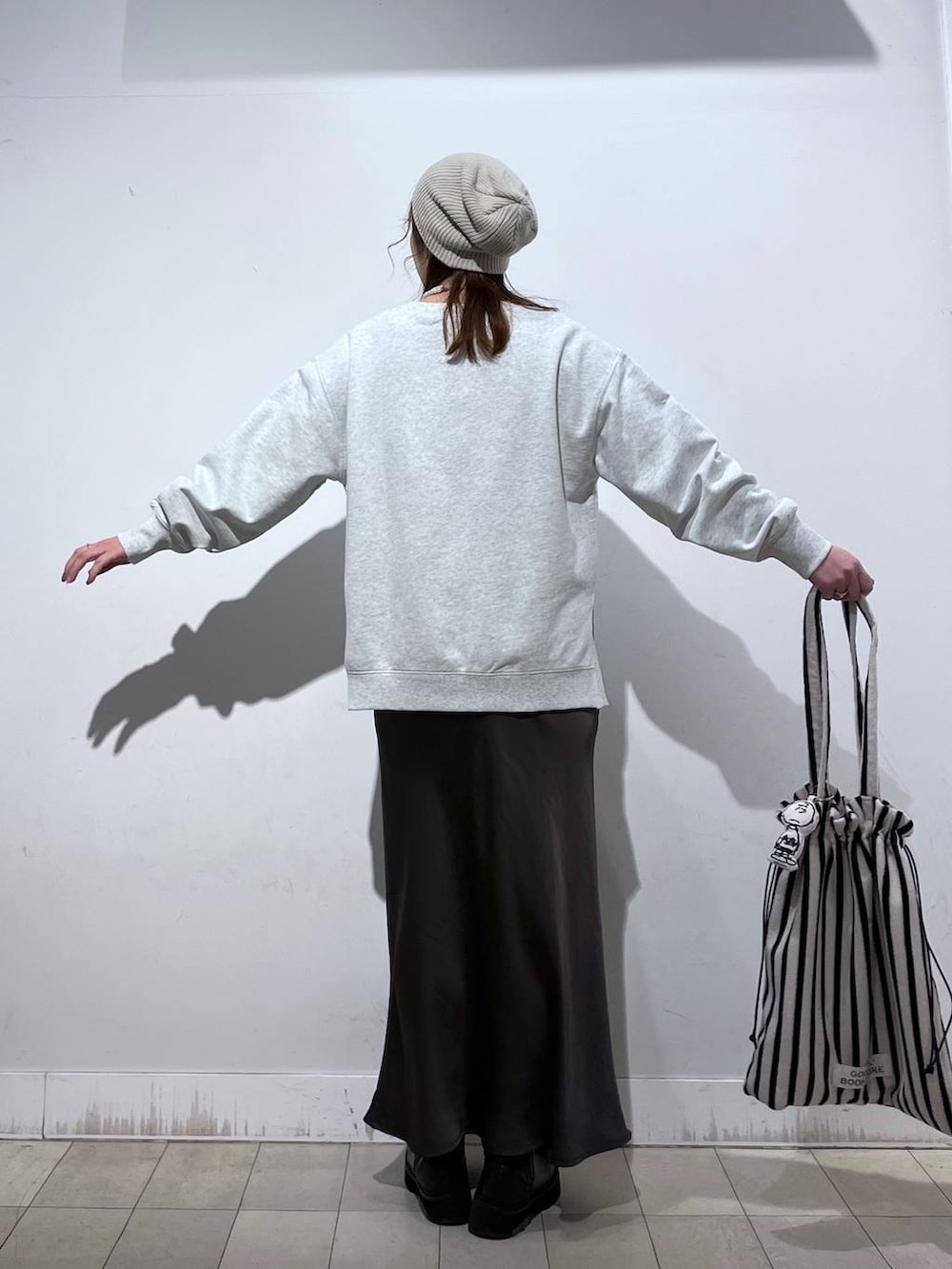 ホワイト系のTシャツ/カットソー、グレー系のスウェット、ベージュ系のトートバッグを着用したレディースの春コーディネートの4枚目の写真