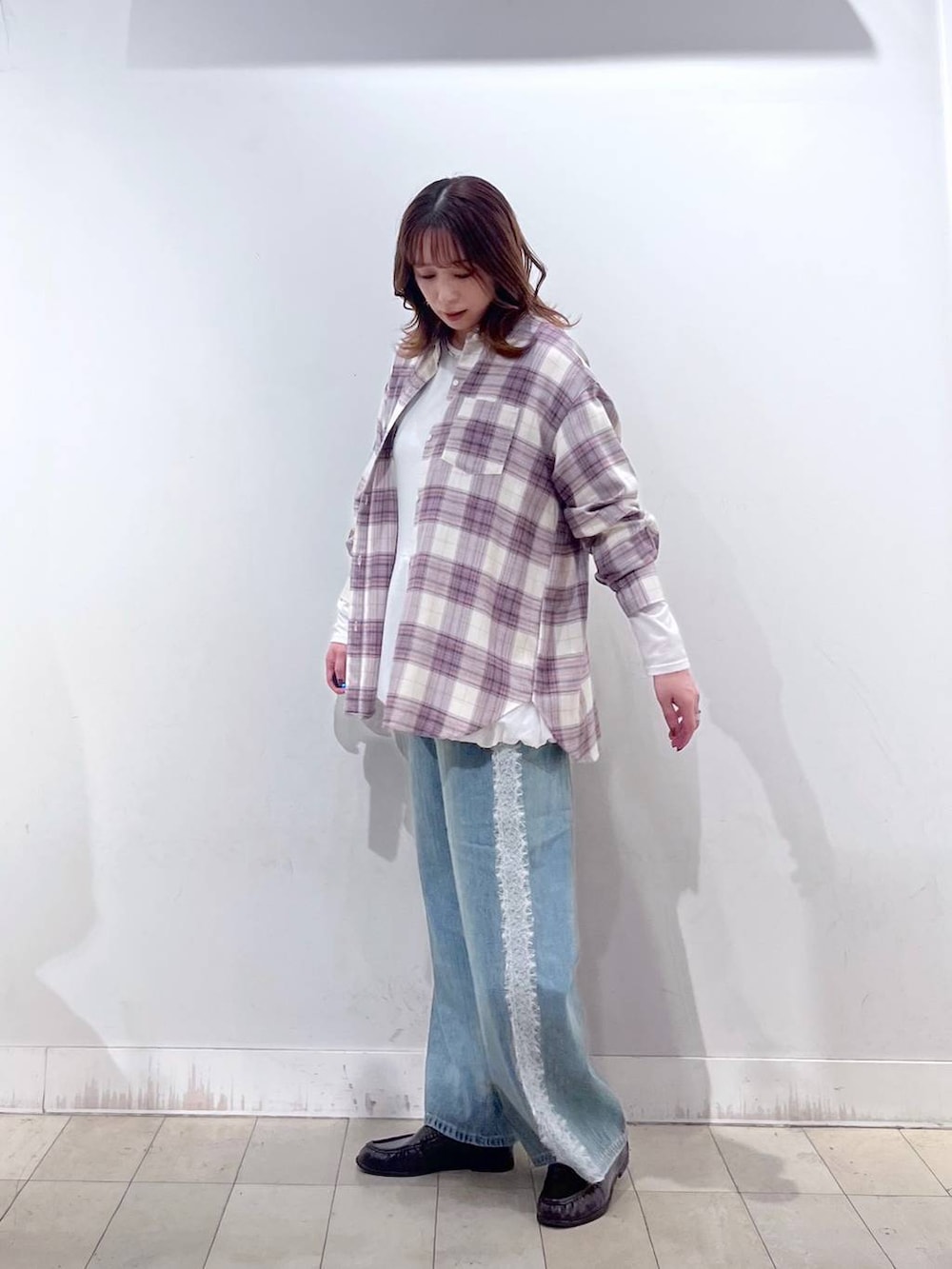 ホワイト系のTシャツ/カットソー、ブラウン系のローファー、ホワイト系のシャツ/ブラウスを着用したレディースの秋コーディネートの5枚目の写真