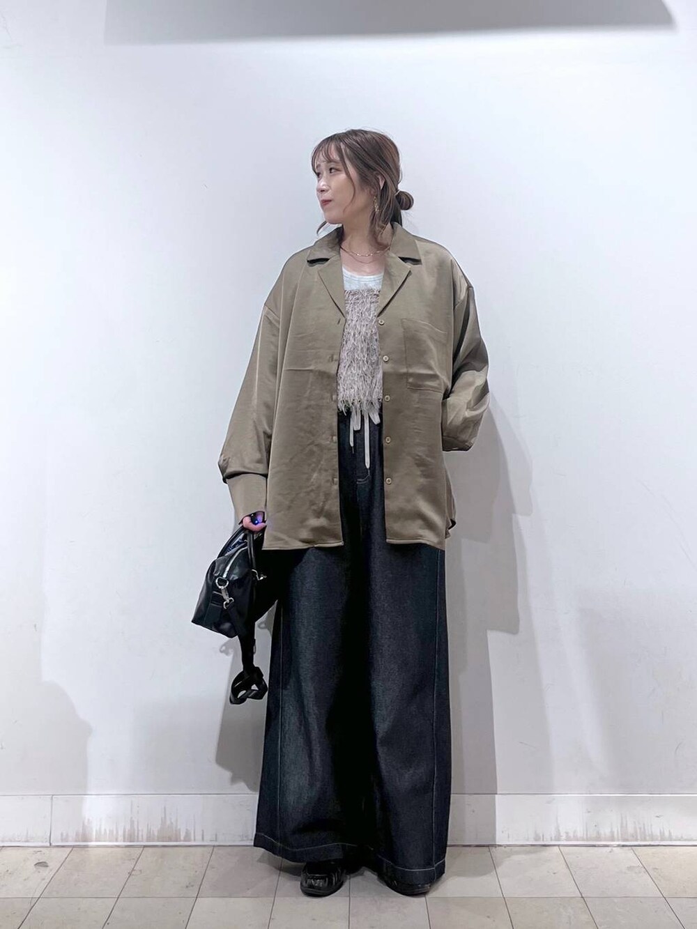 ブラウン系のシャツ/ブラウス、ブラウン系のローファー、ブラック系のボストンバッグを着用したレディースの秋コーディネートの4枚目の写真