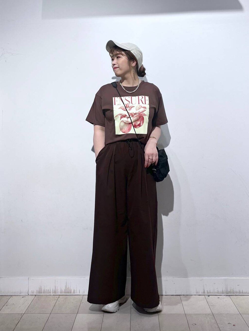 ブラウン系のTシャツ/カットソー、ホワイト系のタンクトップ、ブラック系のショルダーバッグを着用したレディースの夏コーディネートの7枚目の写真