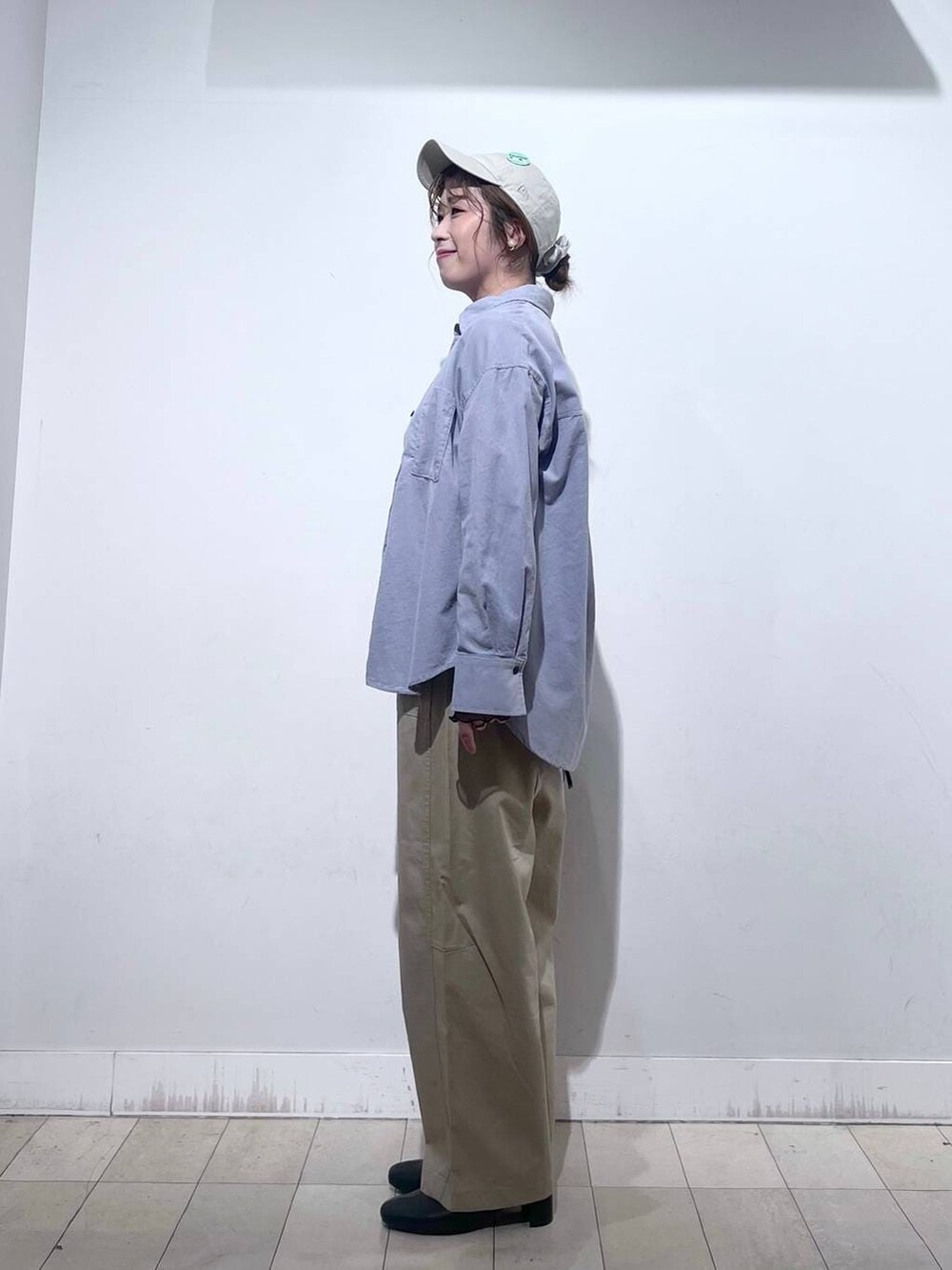 その他のショルダーバッグ、ブラック系のTシャツ/カットソー、ブラック系のブーツを着用したレディースの春コーディネートの6枚目の写真
