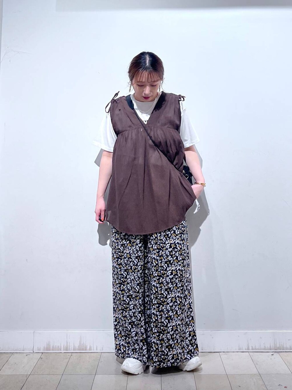 ホワイト系のTシャツ/カットソー、ブラック系のショルダーバッグ、ブラウン系のシャツ/ブラウスを着用したレディースの夏コーディネートの8枚目の写真