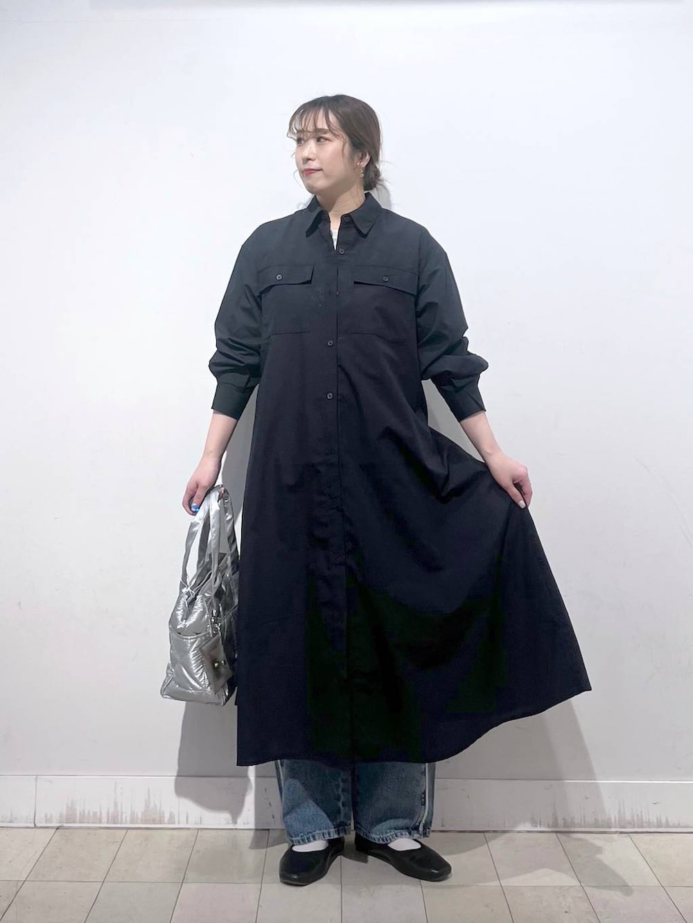 その他のパンプス、ホワイト系のデニムパンツ、ブルー系のワンピースを着用したレディースの春コーディネートの4枚目の写真
