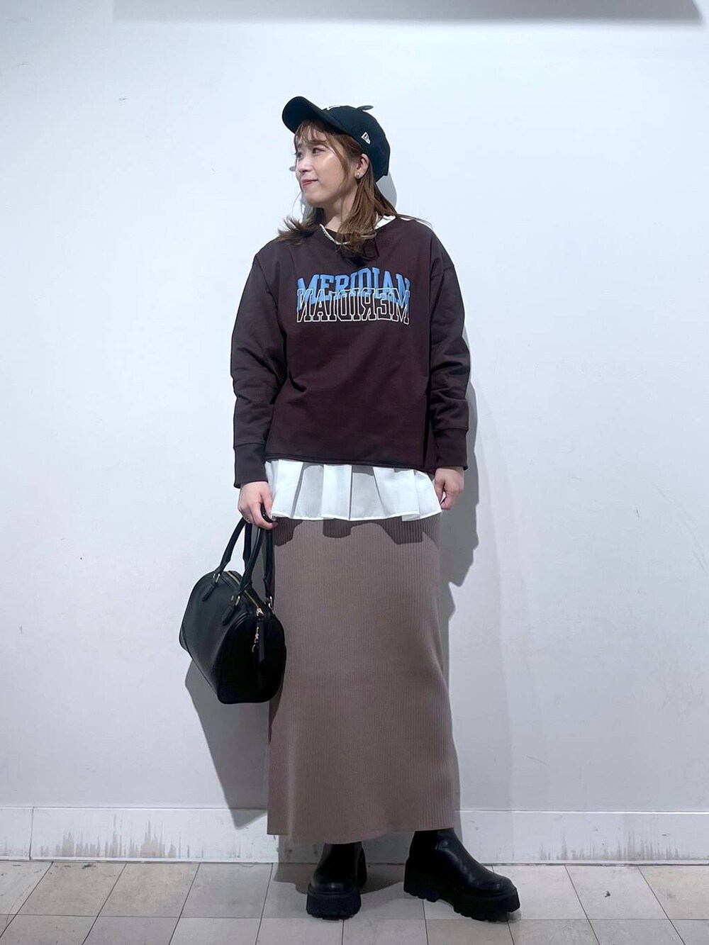 ホワイト系のTシャツ/カットソー、ブラウン系のワンピース、ブラウン系のスウェットを着用したレディースの秋コーディネートの5枚目の写真