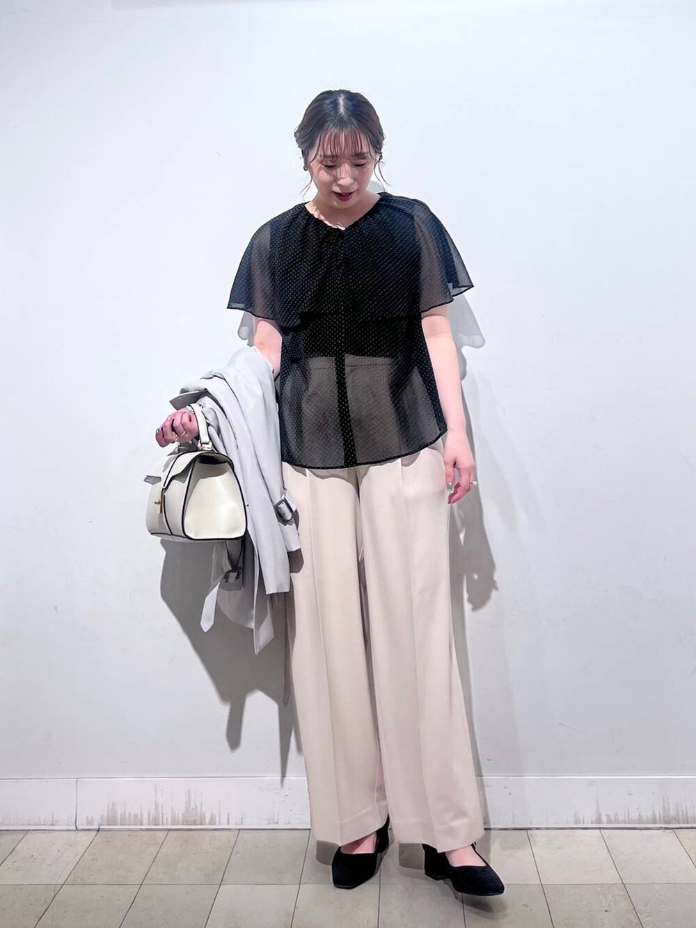 その他のパンプス、ホワイト系のショルダーバッグ、ベージュ系のトレンチコートを着用したレディースの春コーディネートの5枚目の写真