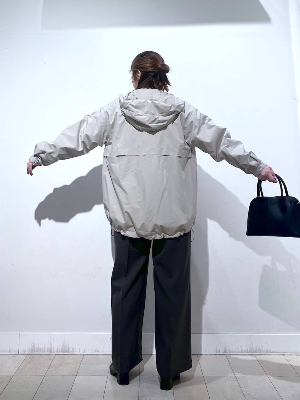 ブラック系のローファー、ブラック系のショルダーバッグ、ブルー系のシャツ/ブラウスを着用したレディースの冬コーディネートの9枚目の写真