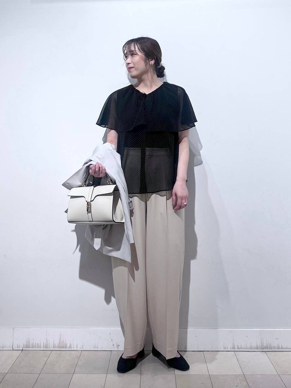 その他のパンプス、ホワイト系のショルダーバッグ、ベージュ系のトレンチコートを着用したレディースの春コーディネートの3枚目の写真