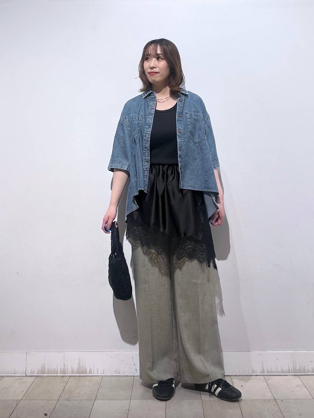 ベージュ系のその他パンツ、ブラック系のタンクトップ、ブラック系のその他トップスを着用したレディースの夏コーディネートの8枚目の写真