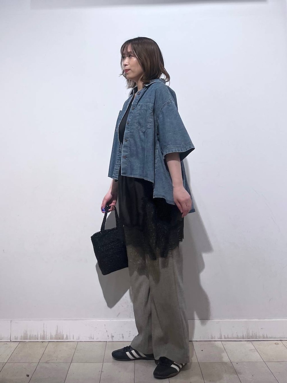 ベージュ系のその他パンツ、ブラック系のタンクトップ、ブラック系のその他トップスを着用したレディースの夏コーディネートの5枚目の写真