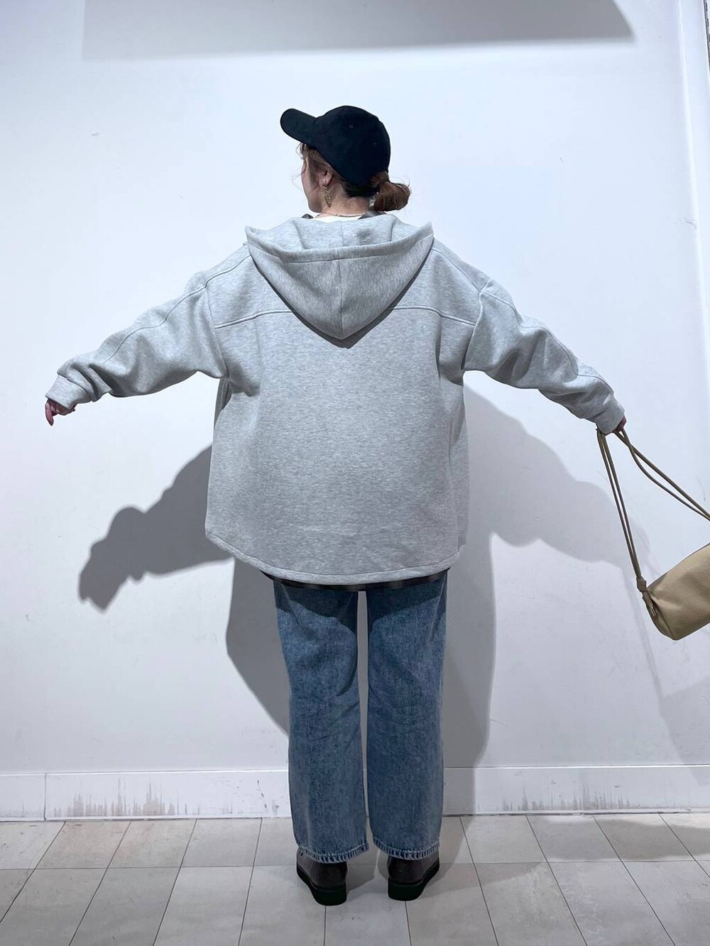 ブラック系のローファー、ブルー系のデニムパンツ、ホワイト系のTシャツ/カットソーを着用したレディースの秋コーディネートの7枚目の写真
