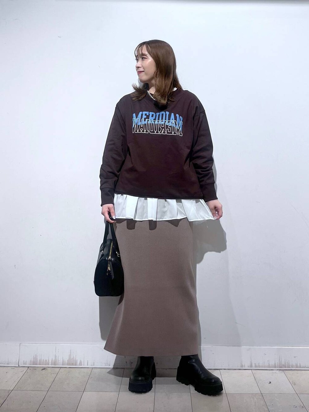 ホワイト系のTシャツ/カットソー、ブラウン系のワンピース、ブラウン系のスウェットを着用したレディースの秋コーディネートの4枚目の写真