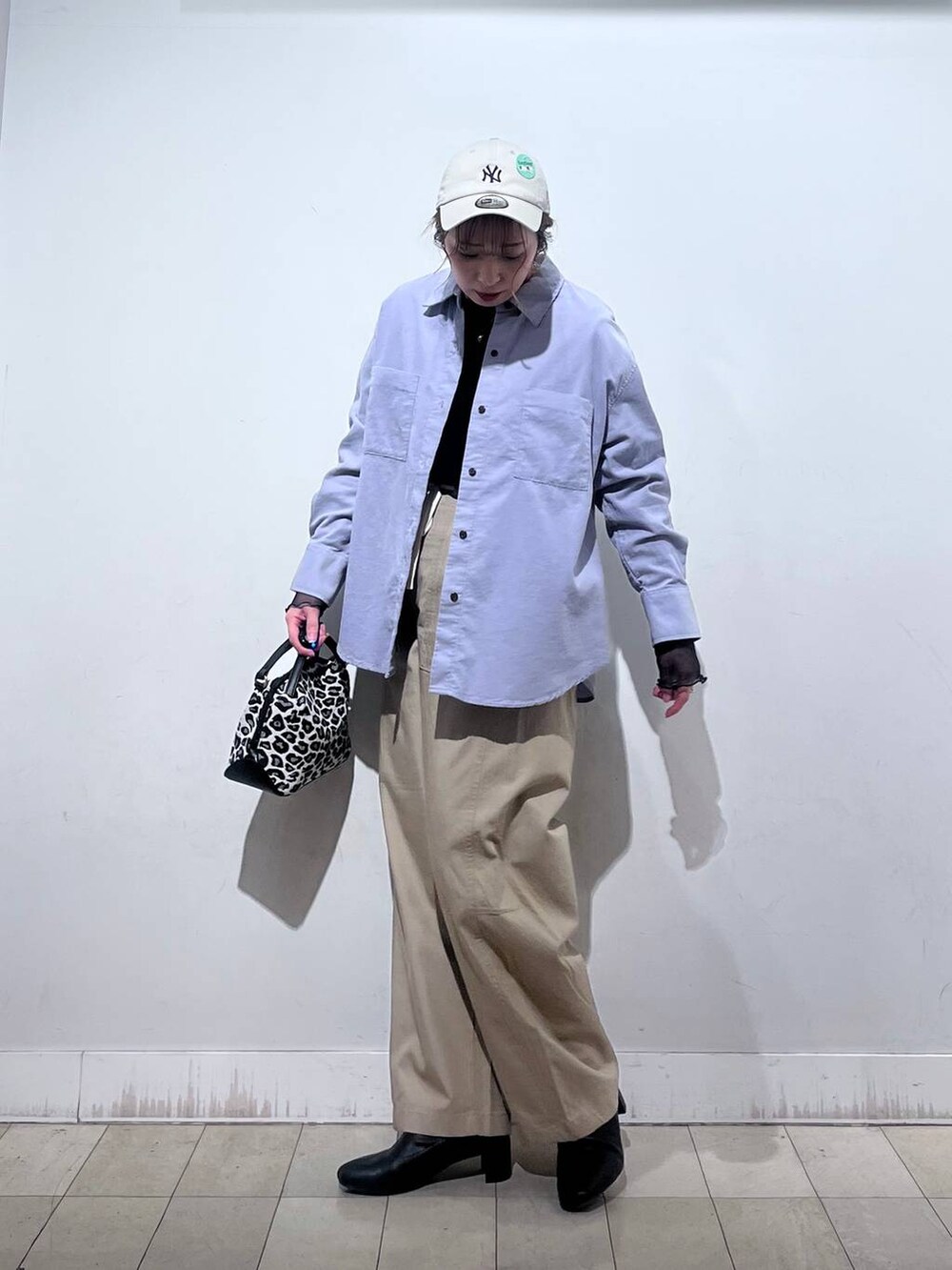 その他のショルダーバッグ、ブラック系のTシャツ/カットソー、ブラック系のブーツを着用したレディースの春コーディネートの7枚目の写真