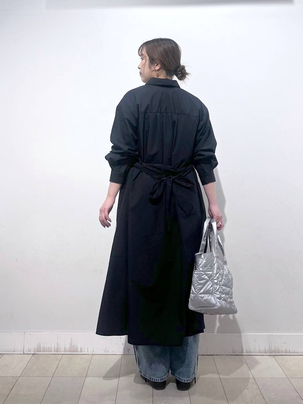 その他のパンプス、ホワイト系のデニムパンツ、ブルー系のワンピースを着用したレディースの春コーディネートの6枚目の写真