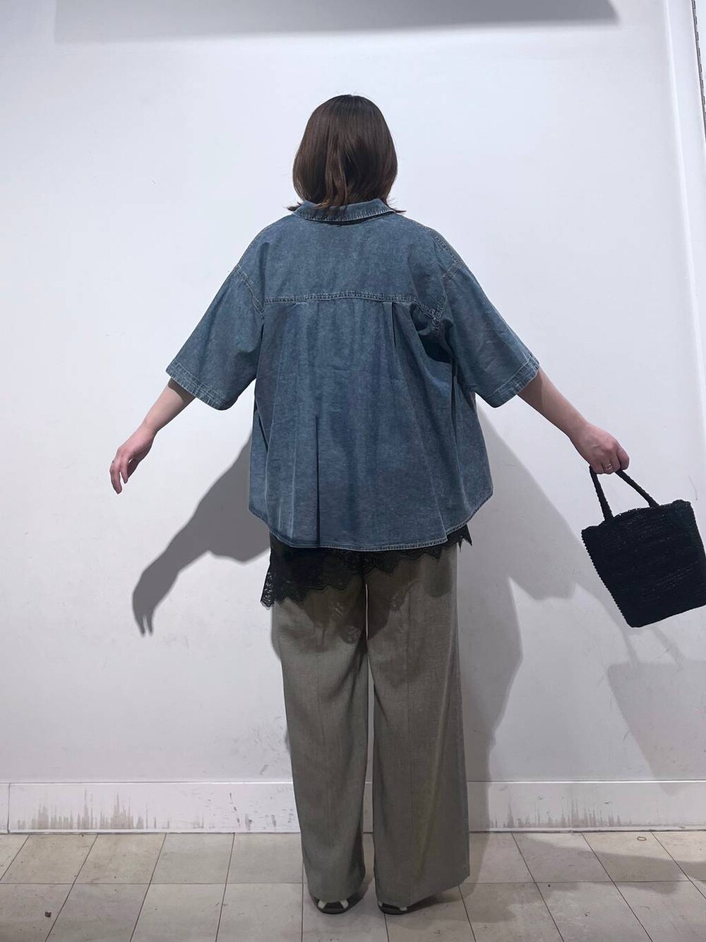 ベージュ系のその他パンツ、ブラック系のタンクトップ、ブラック系のその他トップスを着用したレディースの夏コーディネートの9枚目の写真