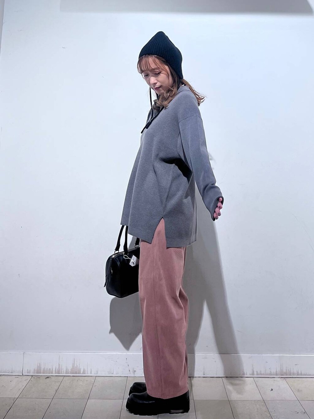 グレー系のカーディガン/ボレロ、ピンク系のその他パンツ、ホワイト系のTシャツ/カットソーを着用したレディースの秋コーディネートの7枚目の写真