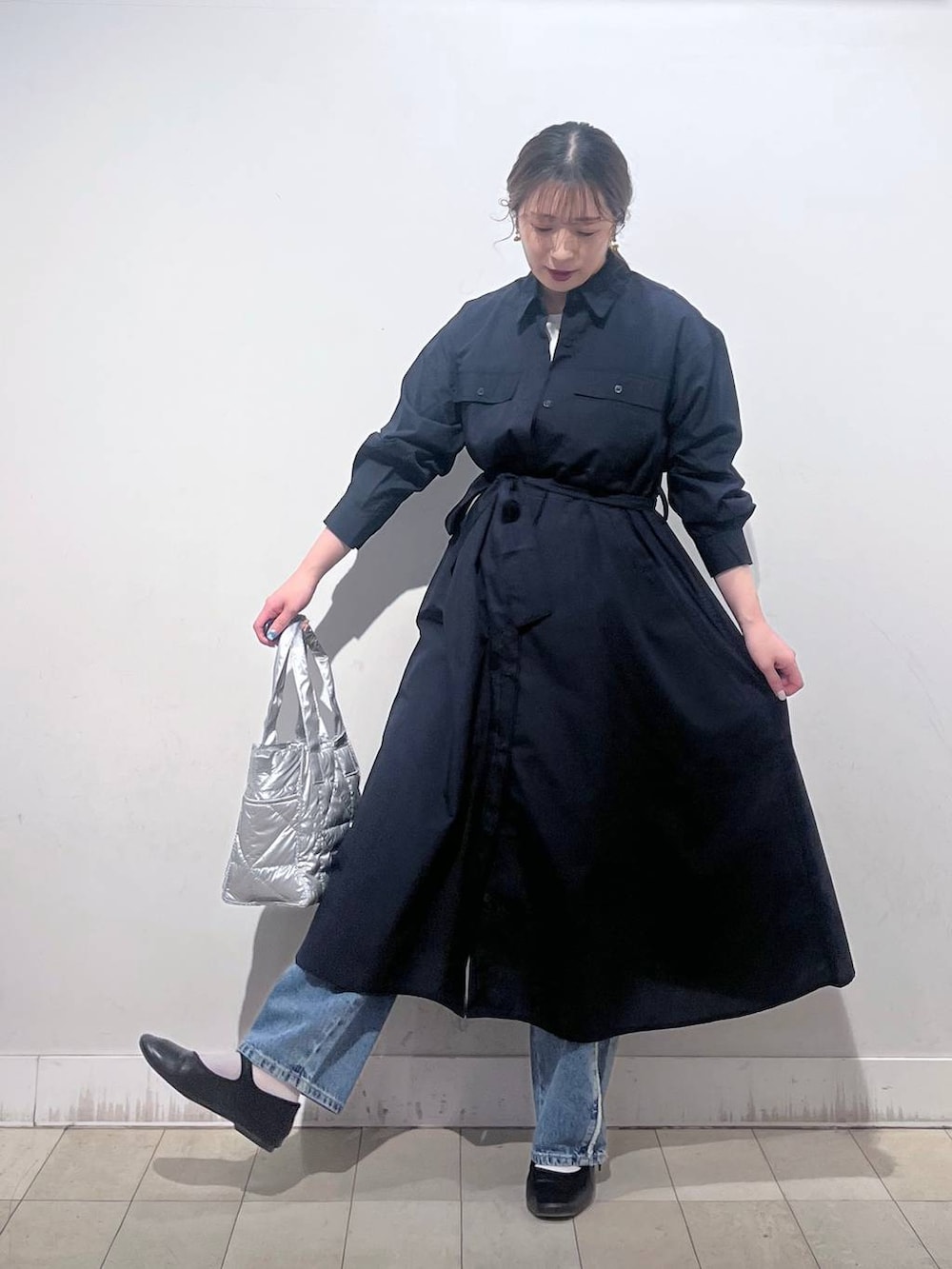 その他のパンプス、ホワイト系のデニムパンツ、ブルー系のワンピースを着用したレディースの春コーディネートの2枚目の写真