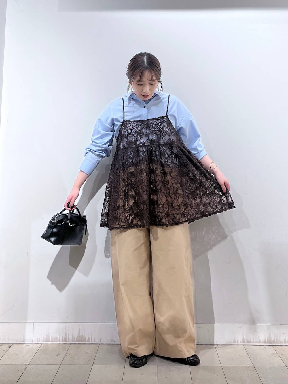 ブラウン系のキャミソール、ブルー系のシャツ/ブラウス、ブラック系のタンクトップを着用したレディースの秋コーディネートの5枚目の写真