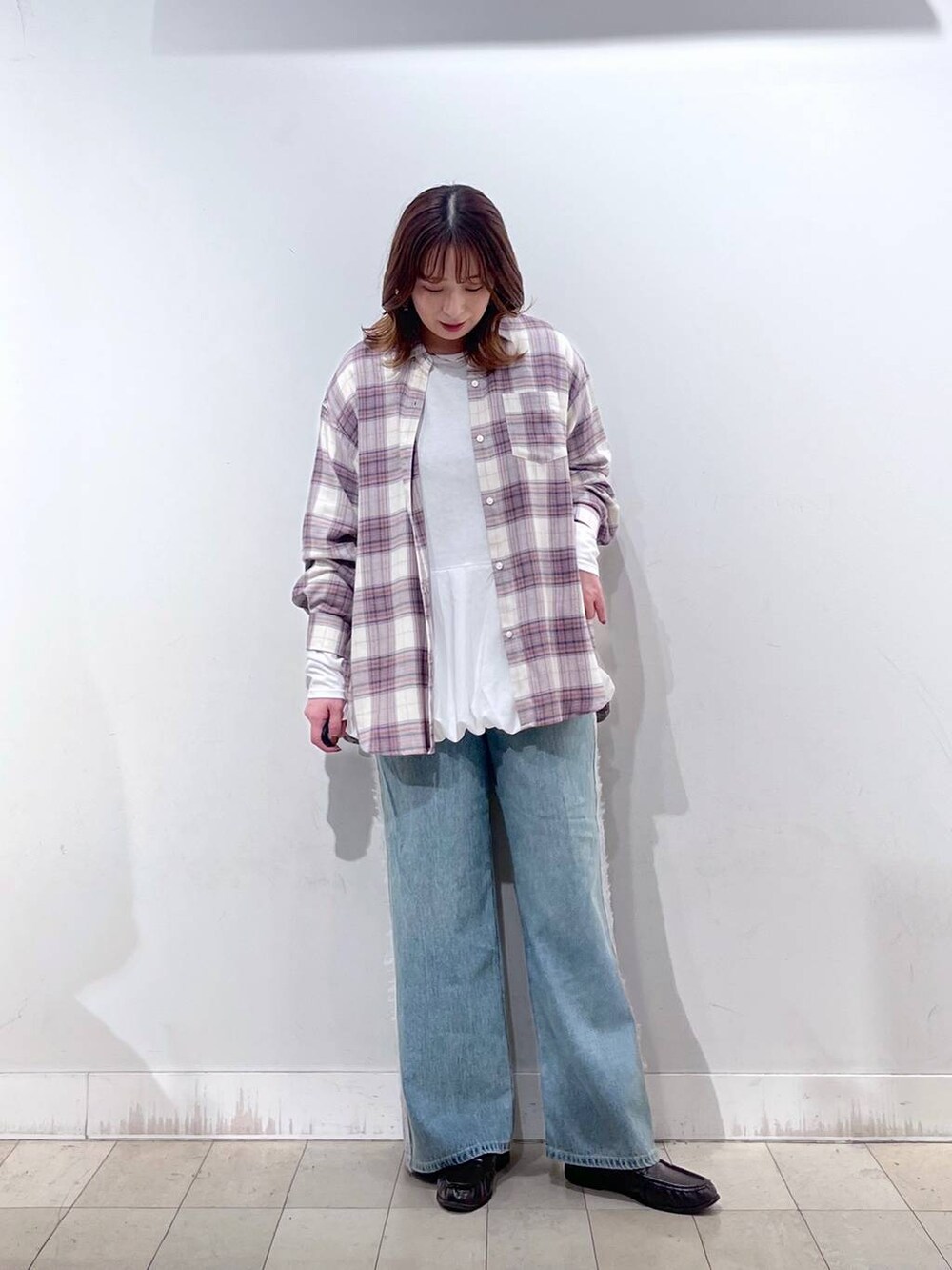 ホワイト系のTシャツ/カットソー、ブラウン系のローファー、ホワイト系のシャツ/ブラウスを着用したレディースの秋コーディネートの6枚目の写真