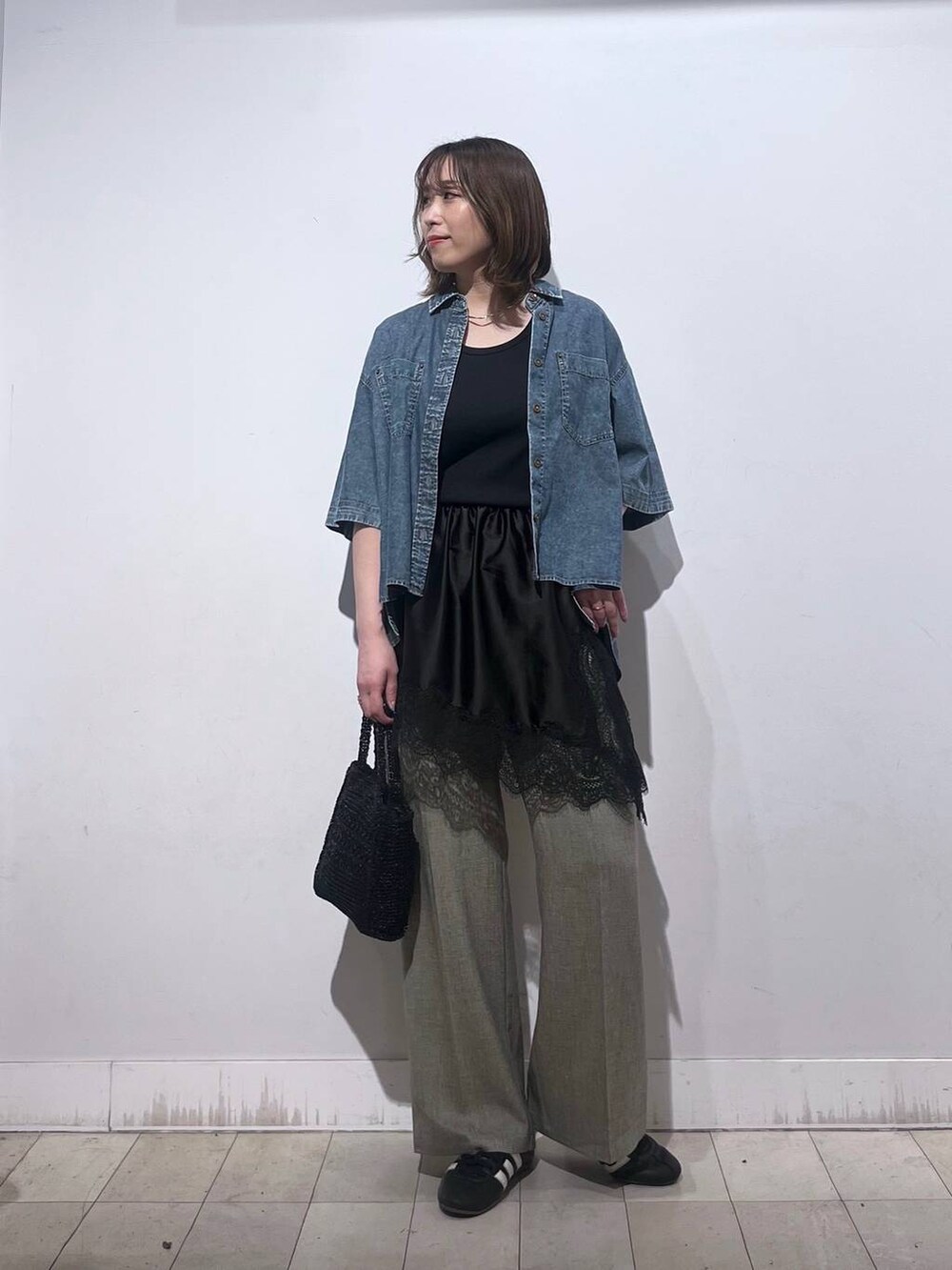 ベージュ系のその他パンツ、ブラック系のタンクトップ、ブラック系のその他トップスを着用したレディースの夏コーディネートの7枚目の写真