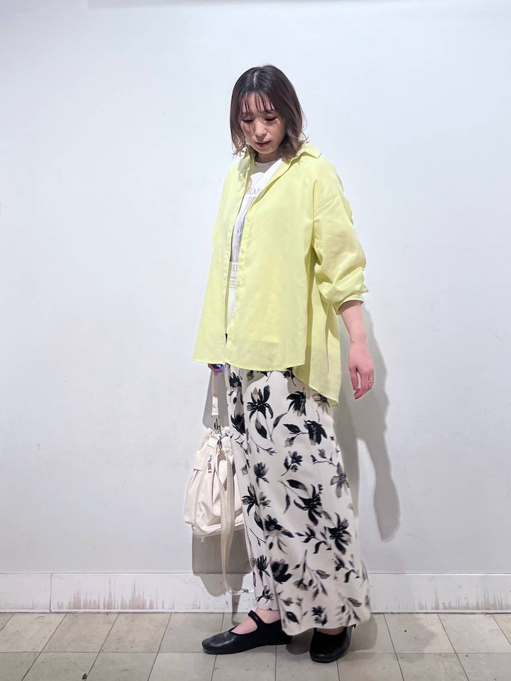 ホワイト系のショルダーバッグ、ホワイト系のTシャツ/カットソー、イエロー系のシャツ/ブラウスを着用したレディースの春コーディネートの2枚目の写真
