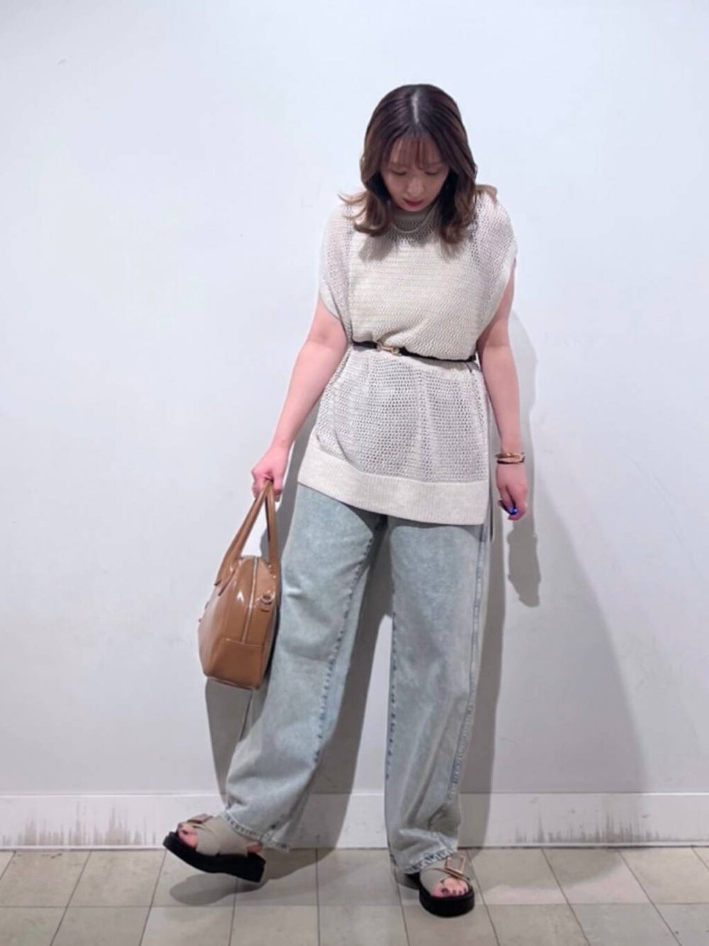 ベージュ系のボストンバッグ、ベージュ系のTシャツ/カットソー、ベージュ系のサンダルを着用したレディースの夏コーディネートの3枚目の写真