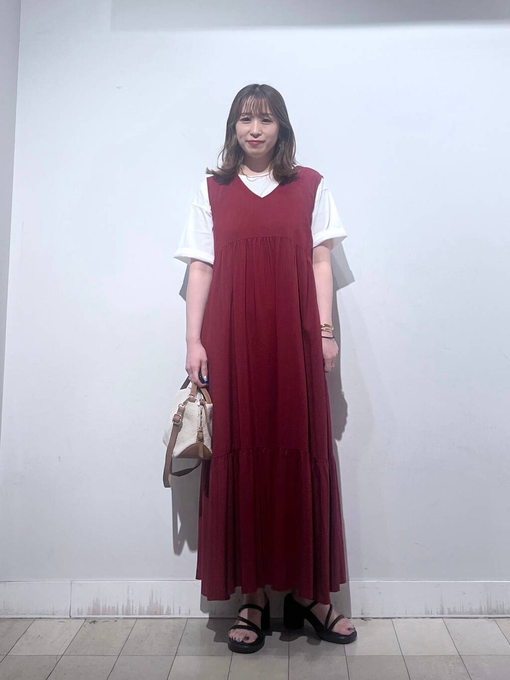 ホワイト系のショルダーバッグ、ホワイト系のTシャツ/カットソー、ホワイト系のタンクトップを着用したレディースの夏コーディネートの7枚目の写真