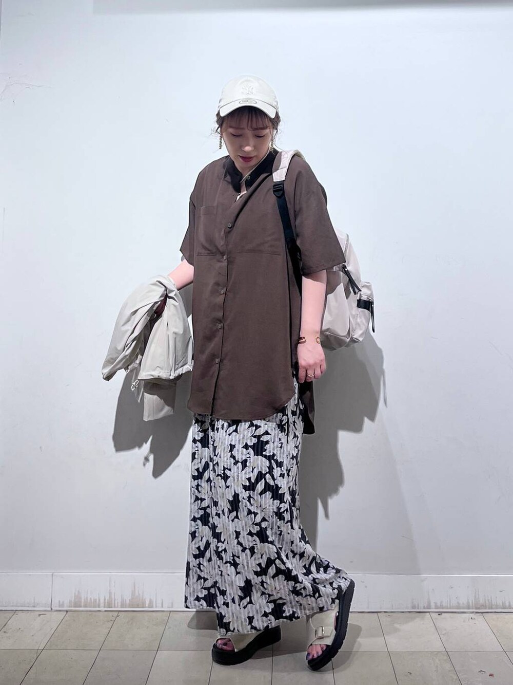 ホワイト系のバックパック/リュック、ホワイト系のタンクトップ、ホワイト系のサンダルを着用したレディースの夏コーディネートの4枚目の写真