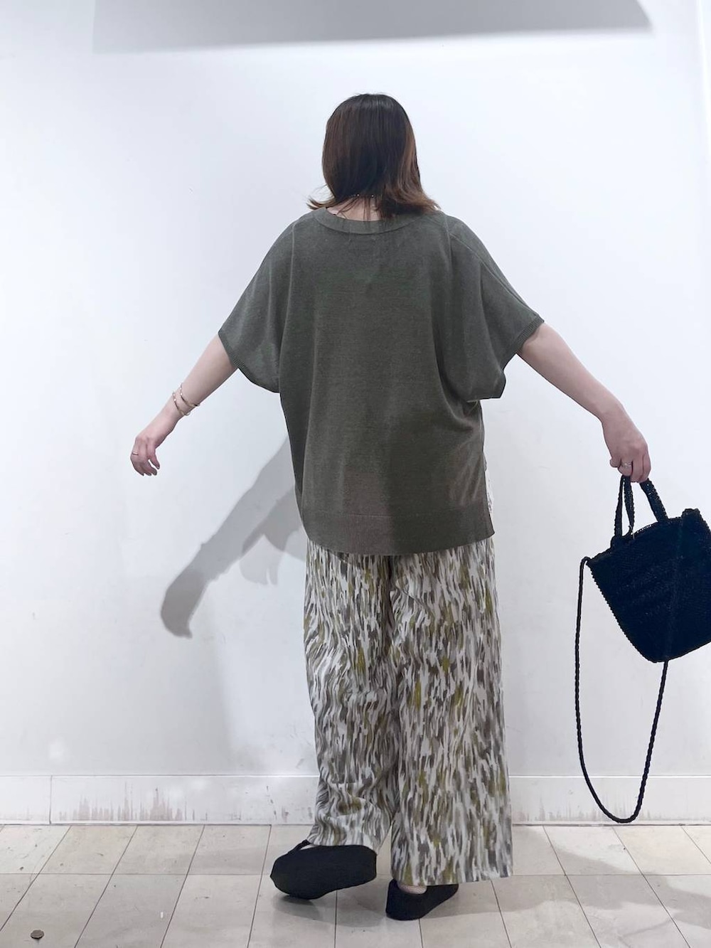 ブラウン系のカーディガン/ボレロ、ベージュ系のその他パンツ、ホワイト系のその他トップスを着用したレディースの夏コーディネートの5枚目の写真