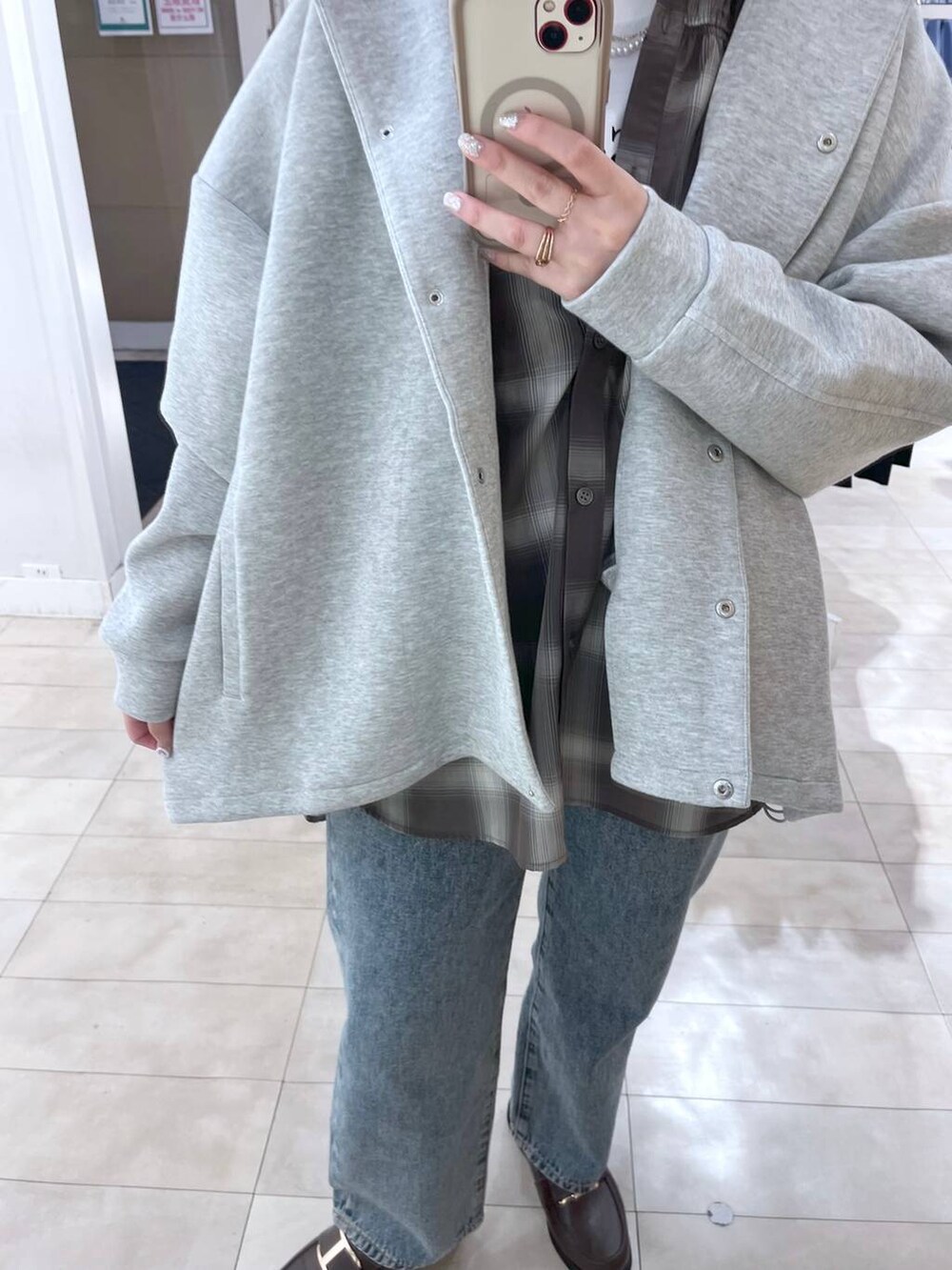 ブラック系のローファー、ブルー系のデニムパンツ、ホワイト系のTシャツ/カットソーを着用したレディースの秋コーディネートの3枚目の写真