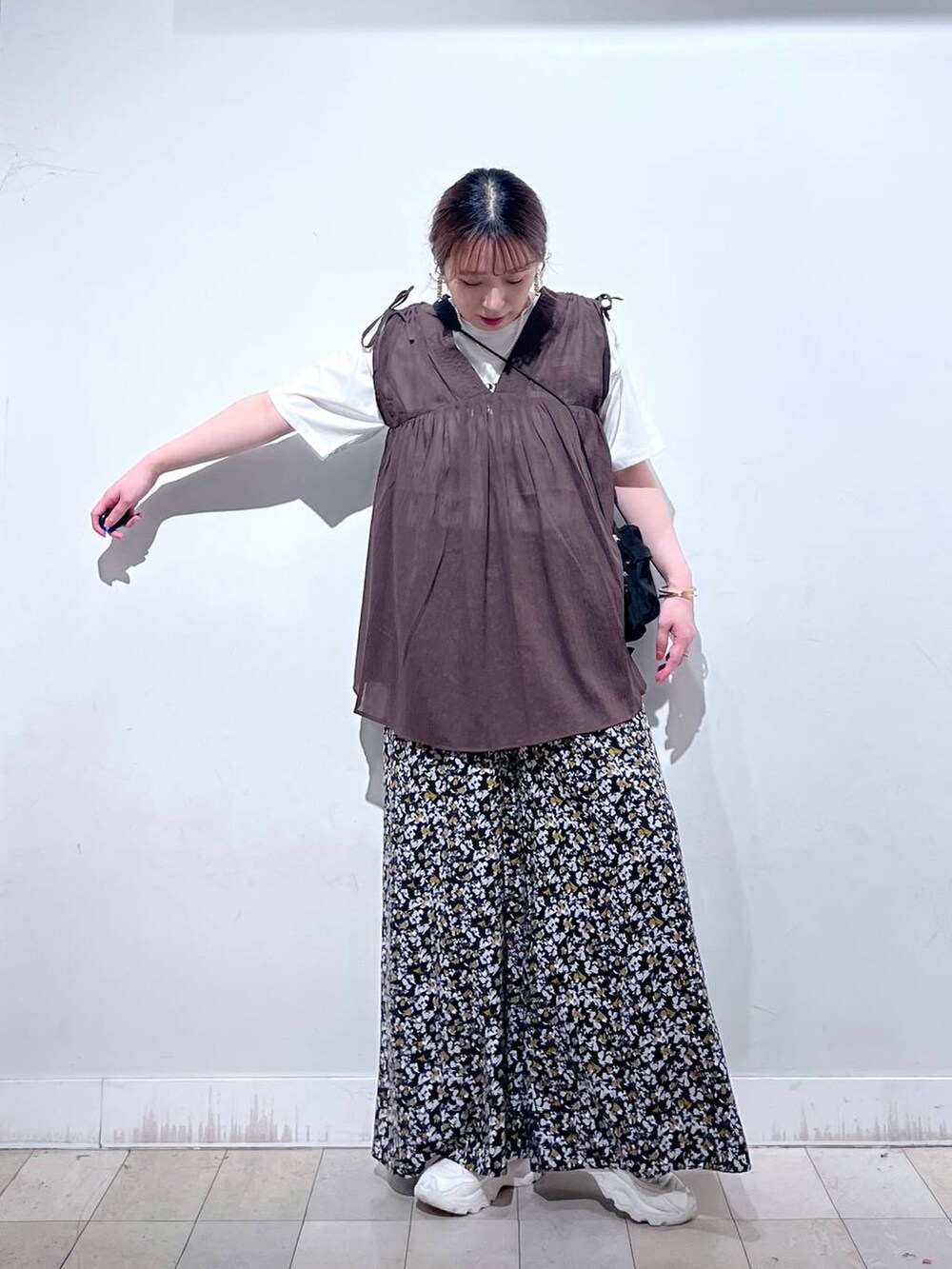 ホワイト系のTシャツ/カットソー、ブラック系のショルダーバッグ、ブラウン系のシャツ/ブラウスを着用したレディースの夏コーディネートの4枚目の写真