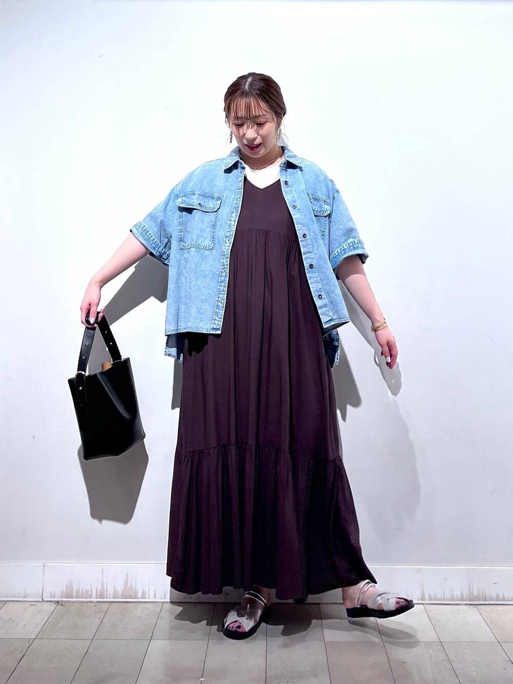 ホワイト系のTシャツ/カットソー、ブラック系のショルダーバッグ、ブルー系のシャツ/ブラウスを着用したレディースの夏コーディネートの7枚目の写真