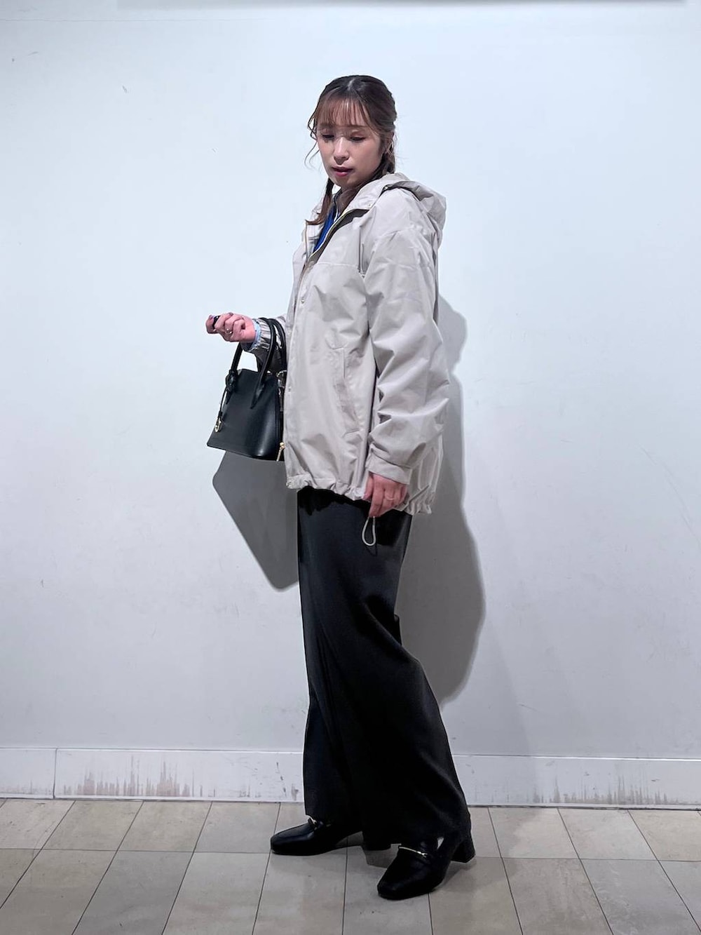 ブラック系のローファー、ブラック系のショルダーバッグ、ブルー系のシャツ/ブラウスを着用したレディースの冬コーディネートの5枚目の写真