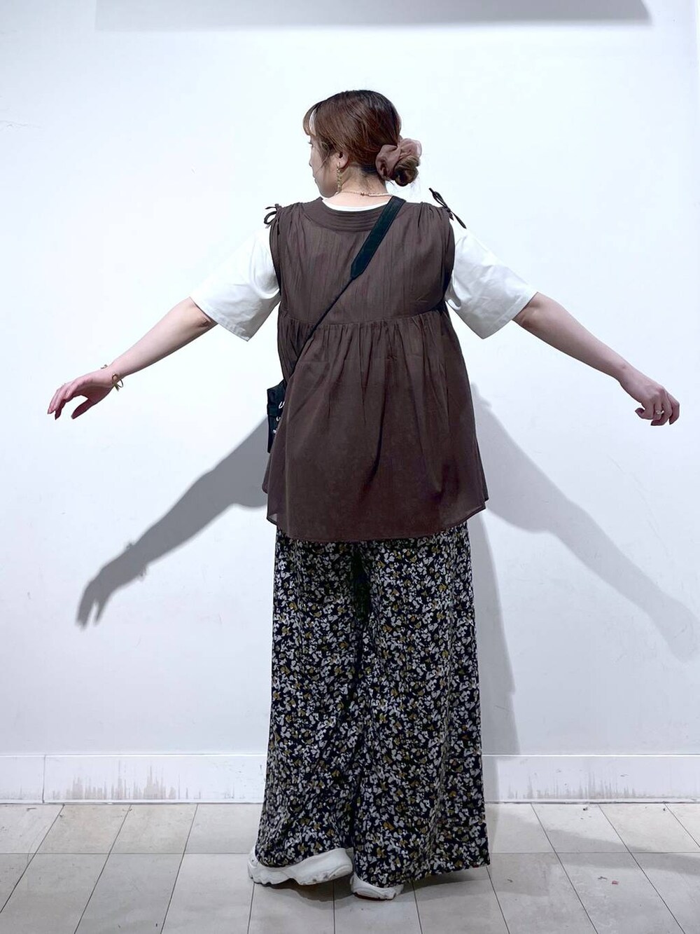 ホワイト系のTシャツ/カットソー、ブラック系のショルダーバッグ、ブラウン系のシャツ/ブラウスを着用したレディースの夏コーディネートの6枚目の写真