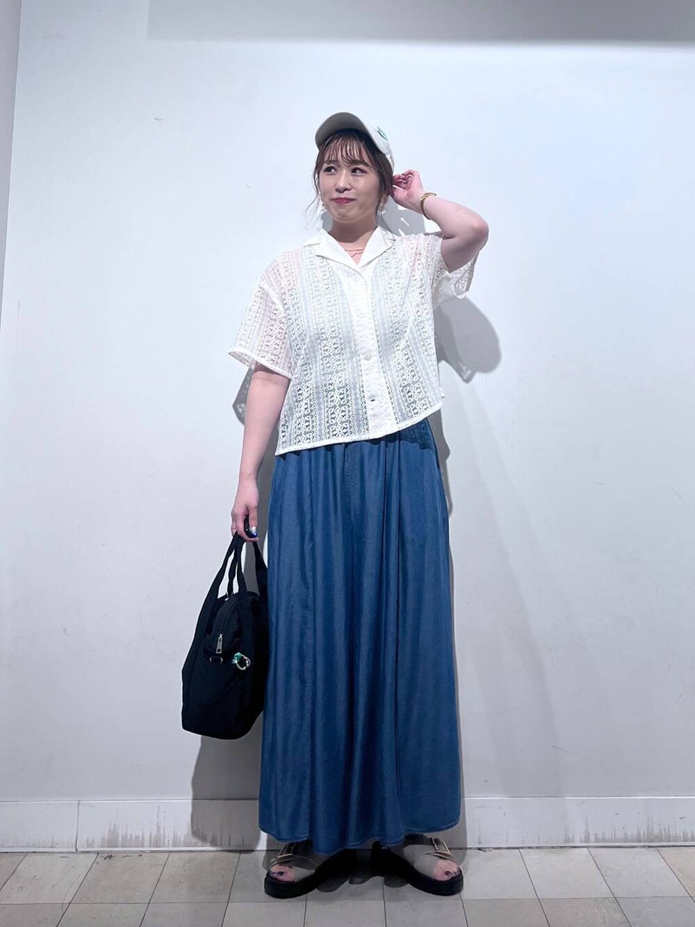 ブラック系のトートバッグ、ブルー系のその他パンツ、ベージュ系のサンダルを着用したレディースの夏コーディネートの6枚目の写真