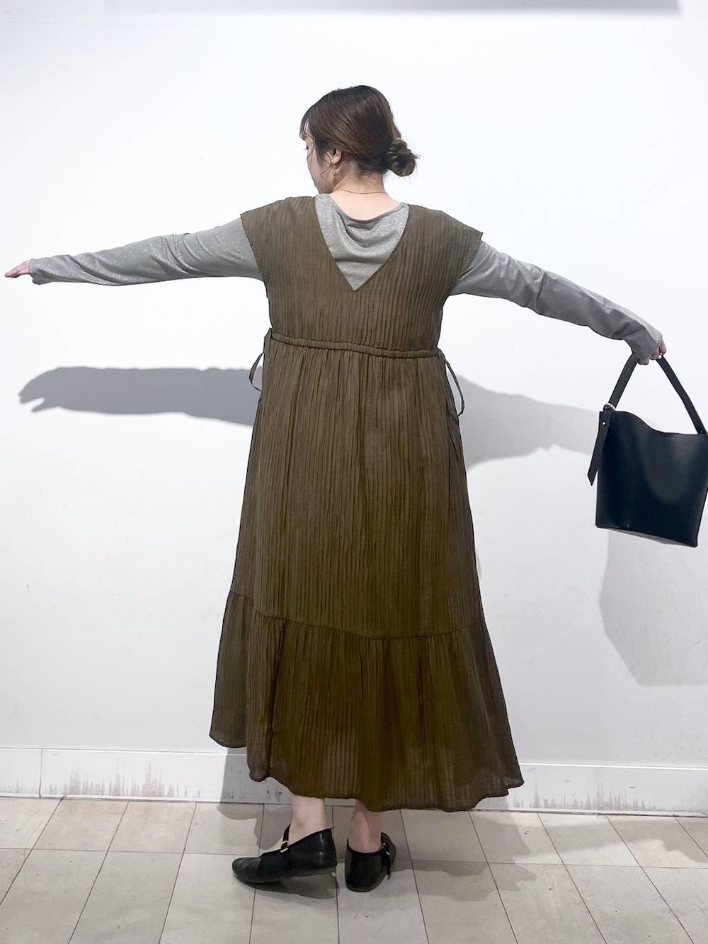 その他のパンプス、グレー系のTシャツ/カットソー、ブラック系のショルダーバッグを着用したレディースの春コーディネートの4枚目の写真