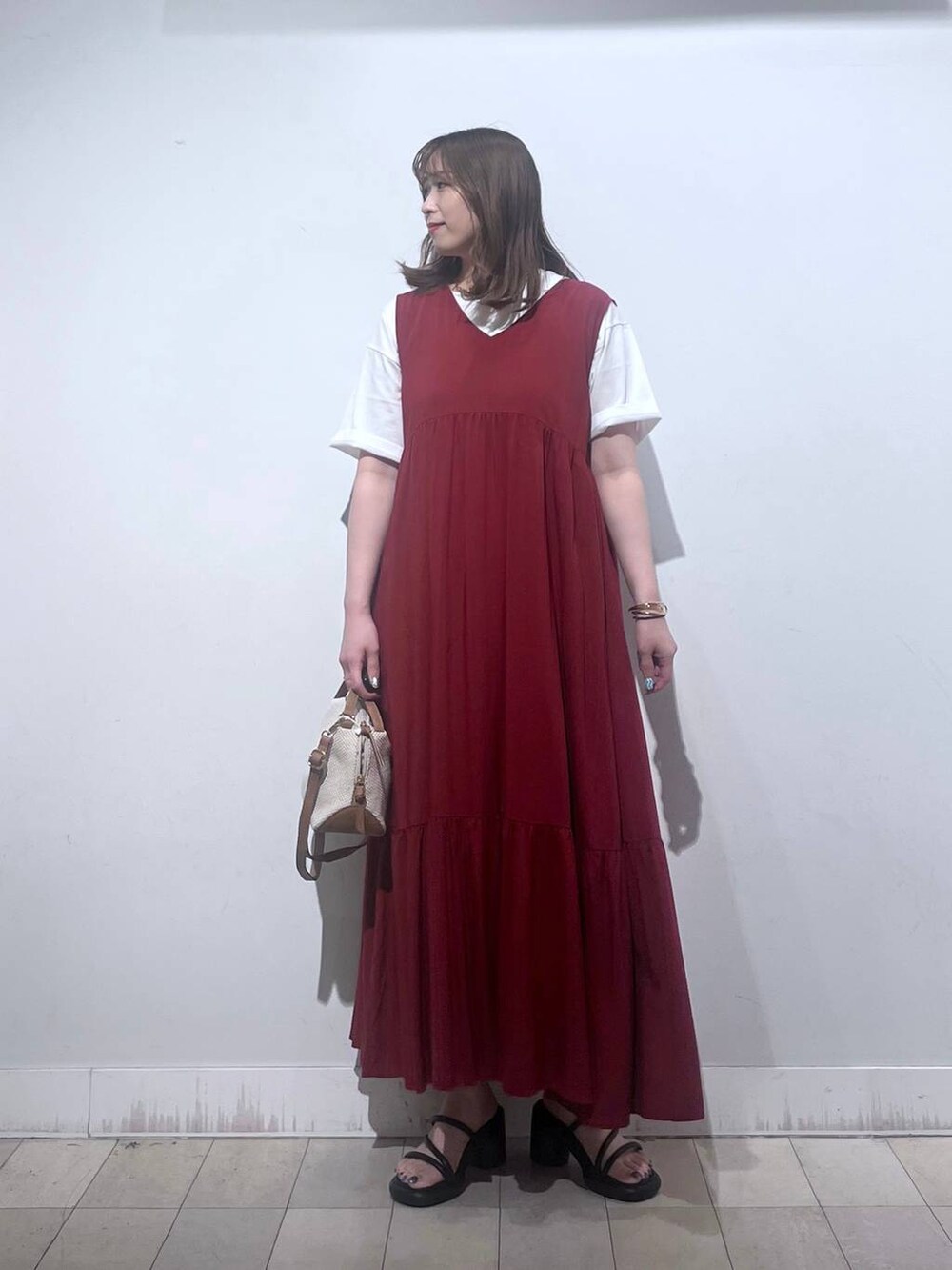 ホワイト系のショルダーバッグ、ホワイト系のTシャツ/カットソー、ホワイト系のタンクトップを着用したレディースの夏コーディネートの4枚目の写真