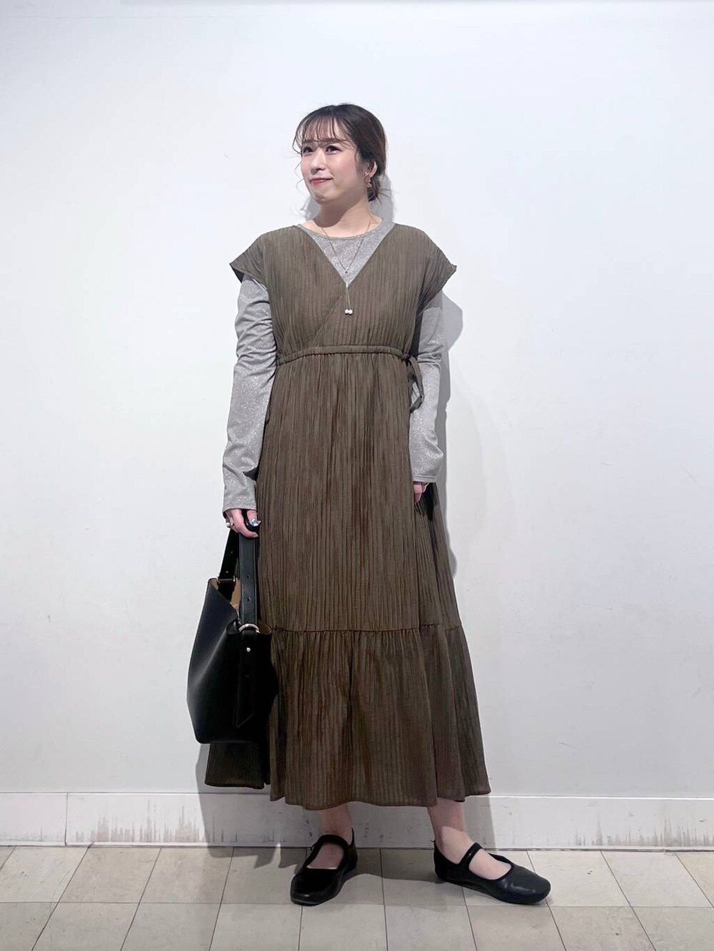 その他のパンプス、グレー系のTシャツ/カットソー、ブラック系のショルダーバッグを着用したレディースの春コーディネートの6枚目の写真