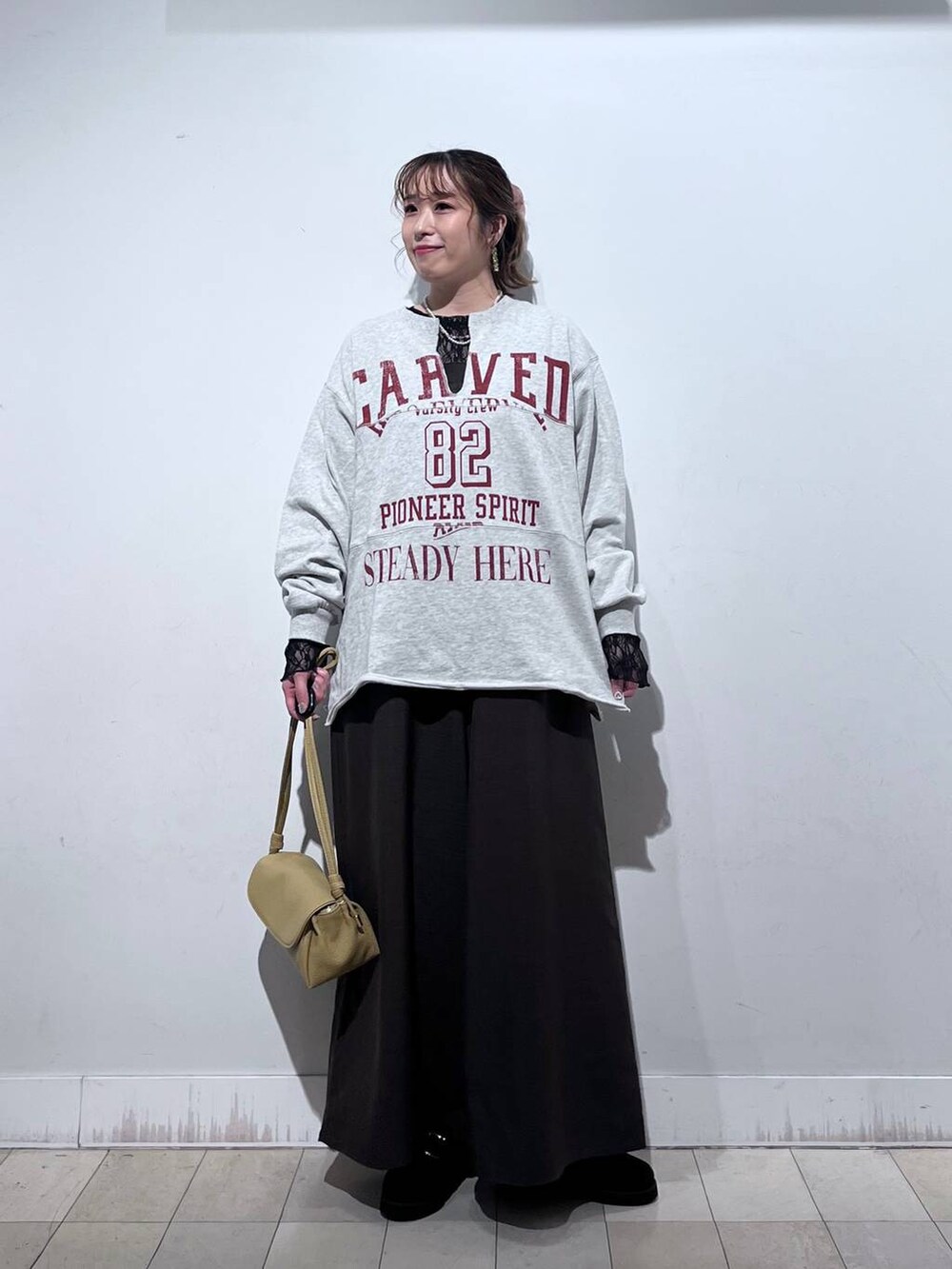 ブラック系のローファー、イエロー系のショルダーバッグ、ブラック系のTシャツ/カットソーを着用したレディースの秋コーディネートの8枚目の写真