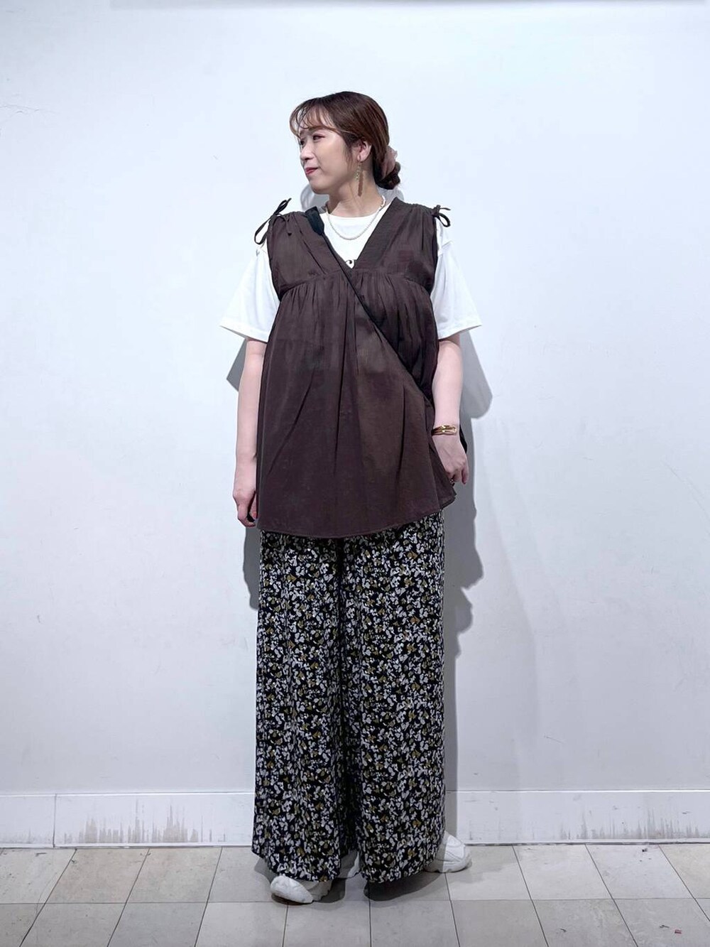 ホワイト系のTシャツ/カットソー、ブラック系のショルダーバッグ、ブラウン系のシャツ/ブラウスを着用したレディースの夏コーディネートの7枚目の写真