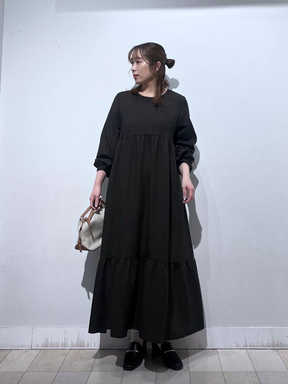 ホワイト系のショルダーバッグ、ブラック系のローファー、ホワイト系のTシャツ/カットソーを着用したレディースの春コーディネートの5枚目の写真