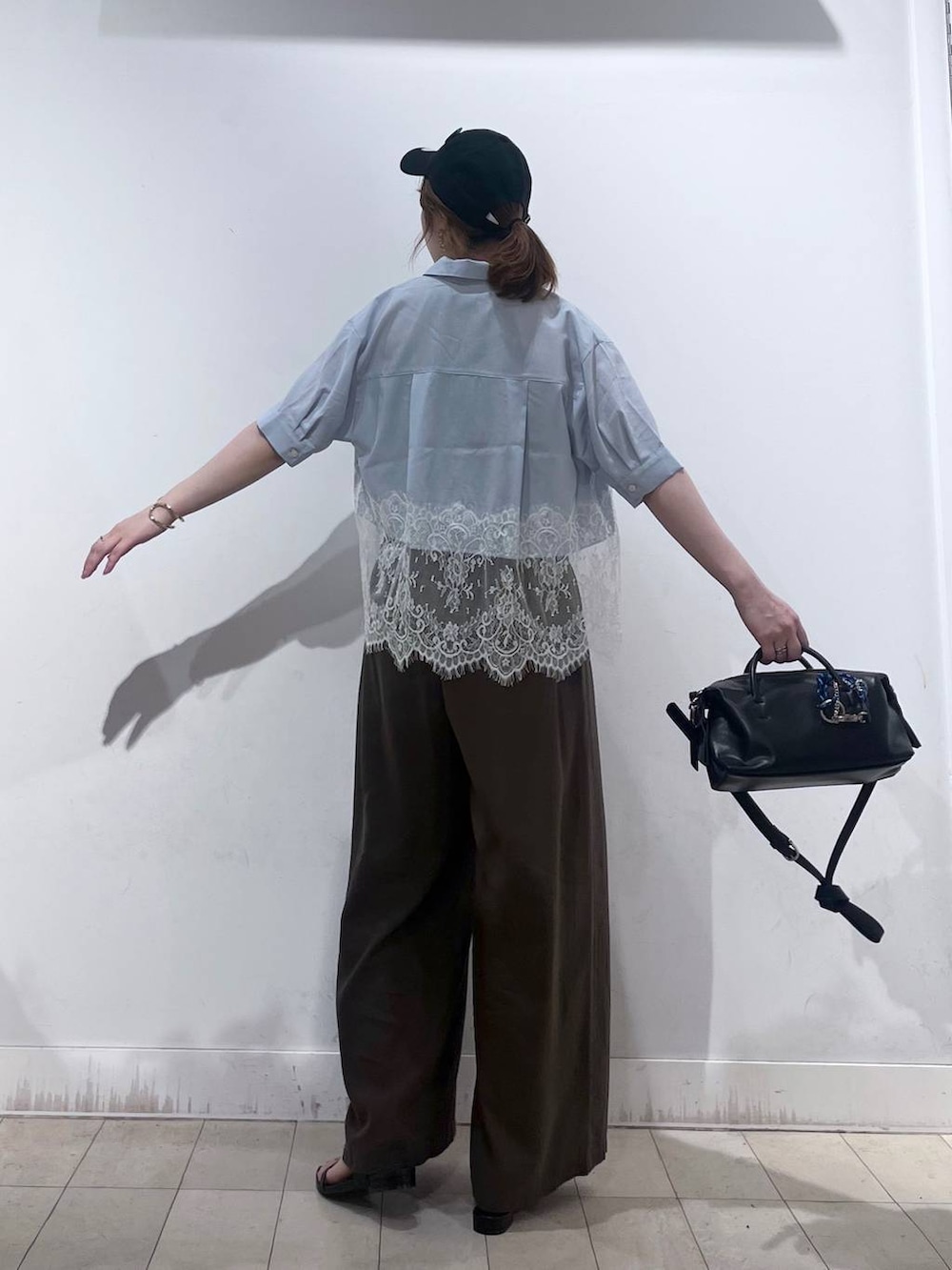ブラウン系のその他パンツ、ブラック系のボストンバッグ、ブラック系のサンダルを着用したレディースの夏コーディネートの5枚目の写真