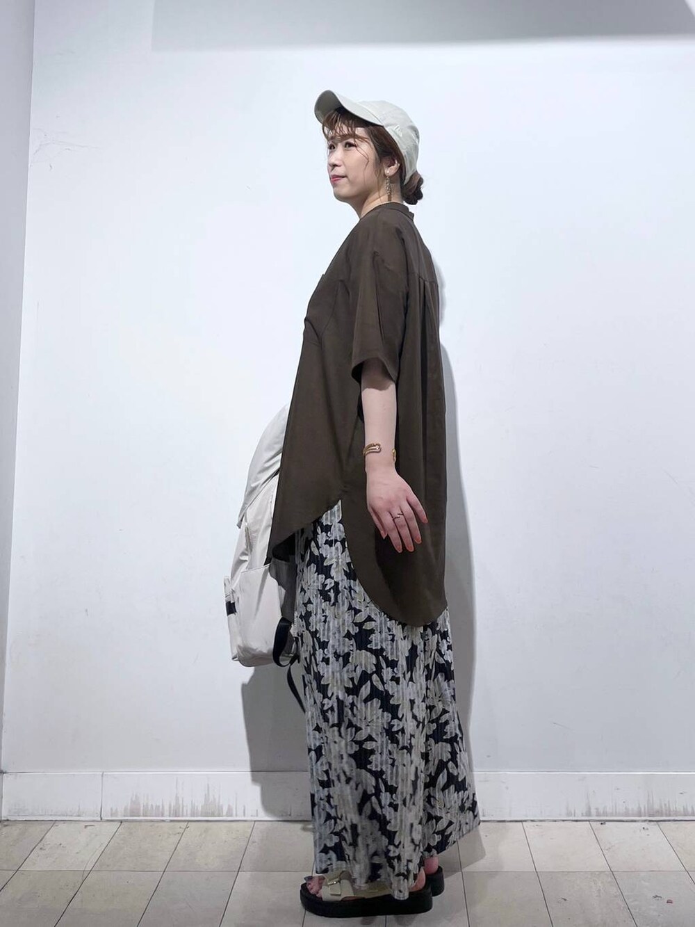 ホワイト系のバックパック/リュック、ホワイト系のタンクトップ、ホワイト系のサンダルを着用したレディースの夏コーディネートの3枚目の写真