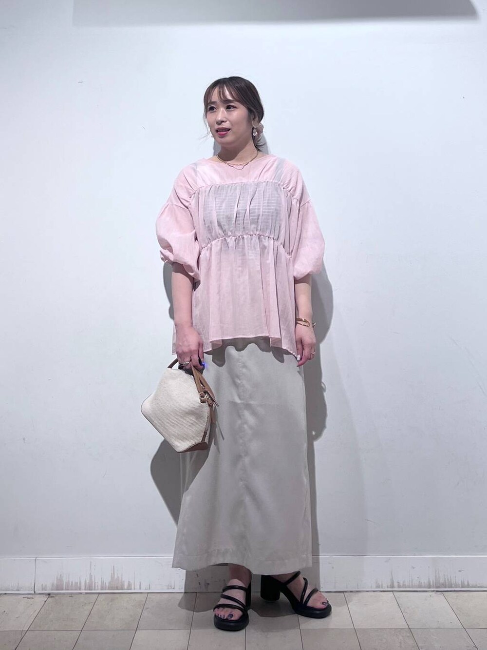 ホワイト系のショルダーバッグ、グレー系のスカートを着用したレディースの夏コーディネートの6枚目の写真