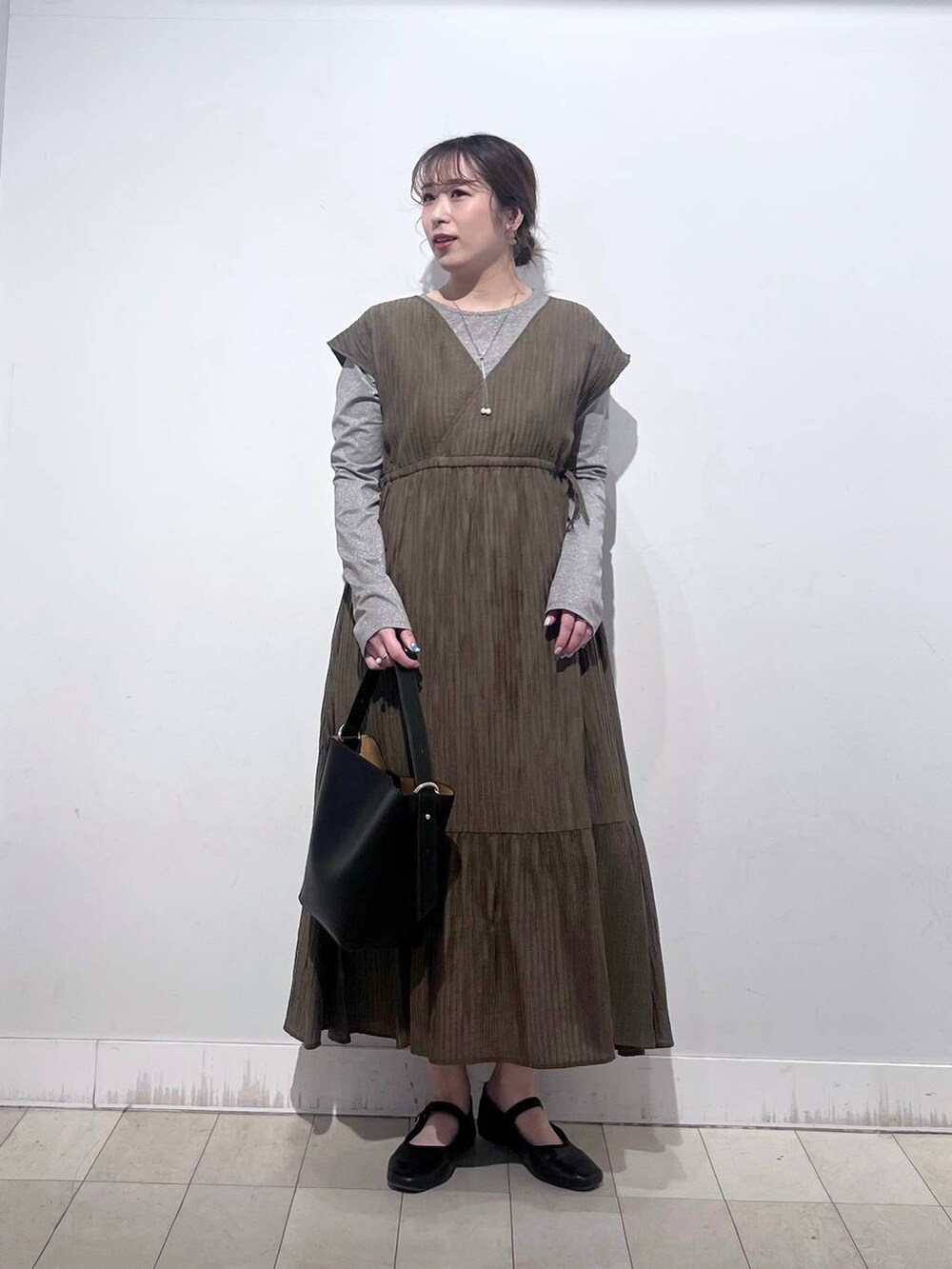 その他のパンプス、グレー系のTシャツ/カットソー、ブラック系のショルダーバッグを着用したレディースの春コーディネートの3枚目の写真