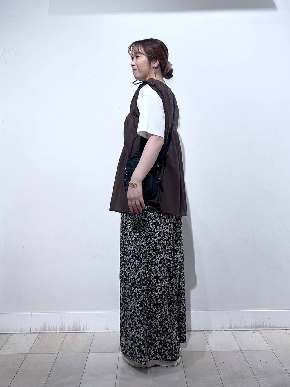 ホワイト系のTシャツ/カットソー、ブラック系のショルダーバッグ、ブラウン系のシャツ/ブラウスを着用したレディースの夏コーディネートの2枚目の写真
