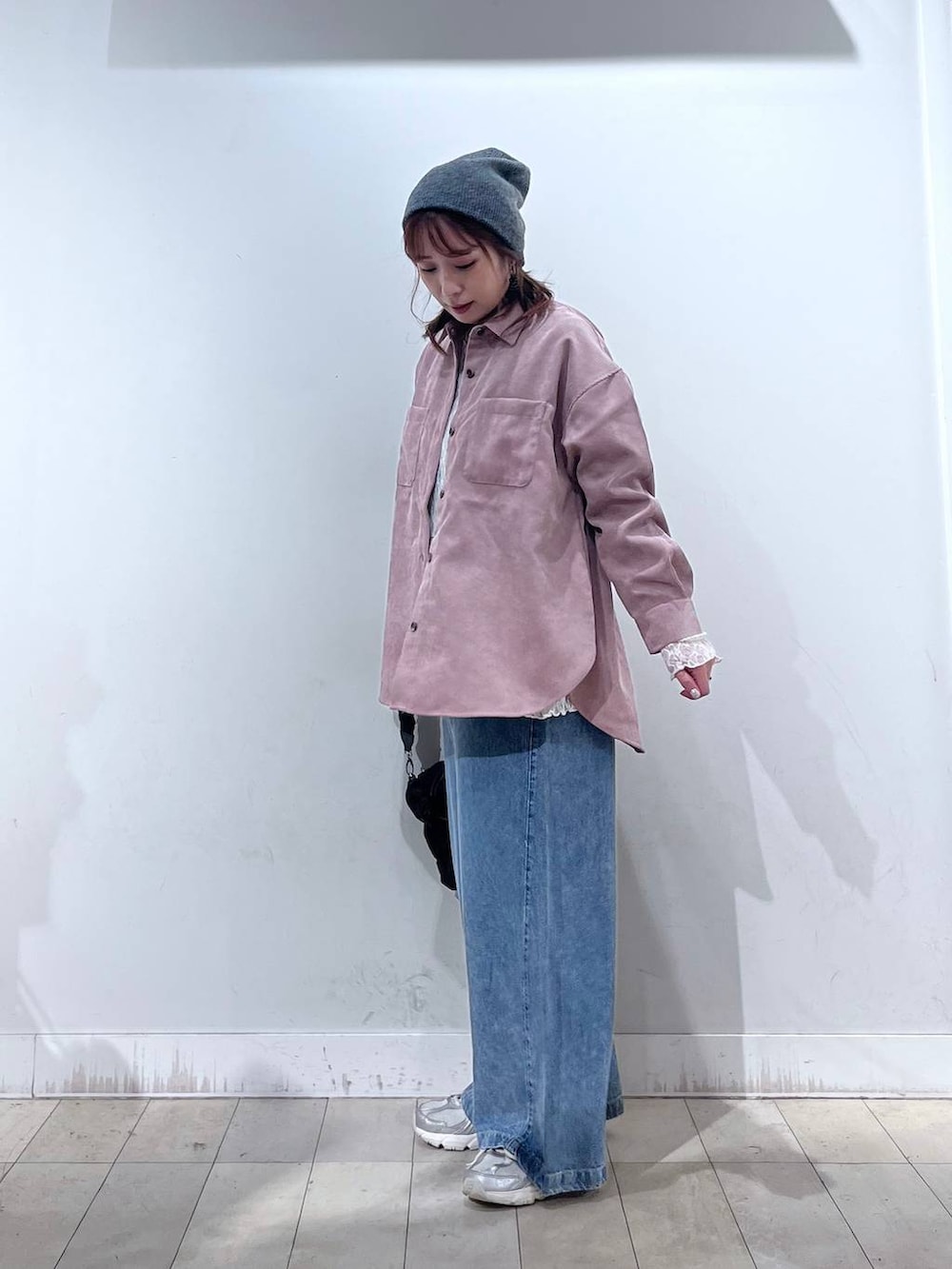ホワイト系のその他トップス、ブラック系のショルダーバッグ、ピンク系のシャツ/ブラウスを着用したレディースの秋コーディネートの2枚目の写真