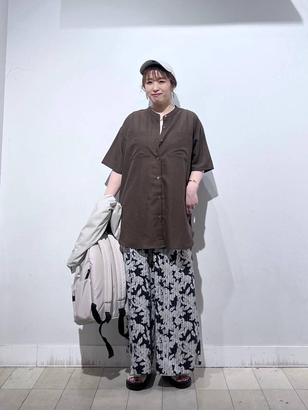 ホワイト系のバックパック/リュック、ホワイト系のタンクトップ、ホワイト系のサンダルを着用したレディースの夏コーディネートの2枚目の写真